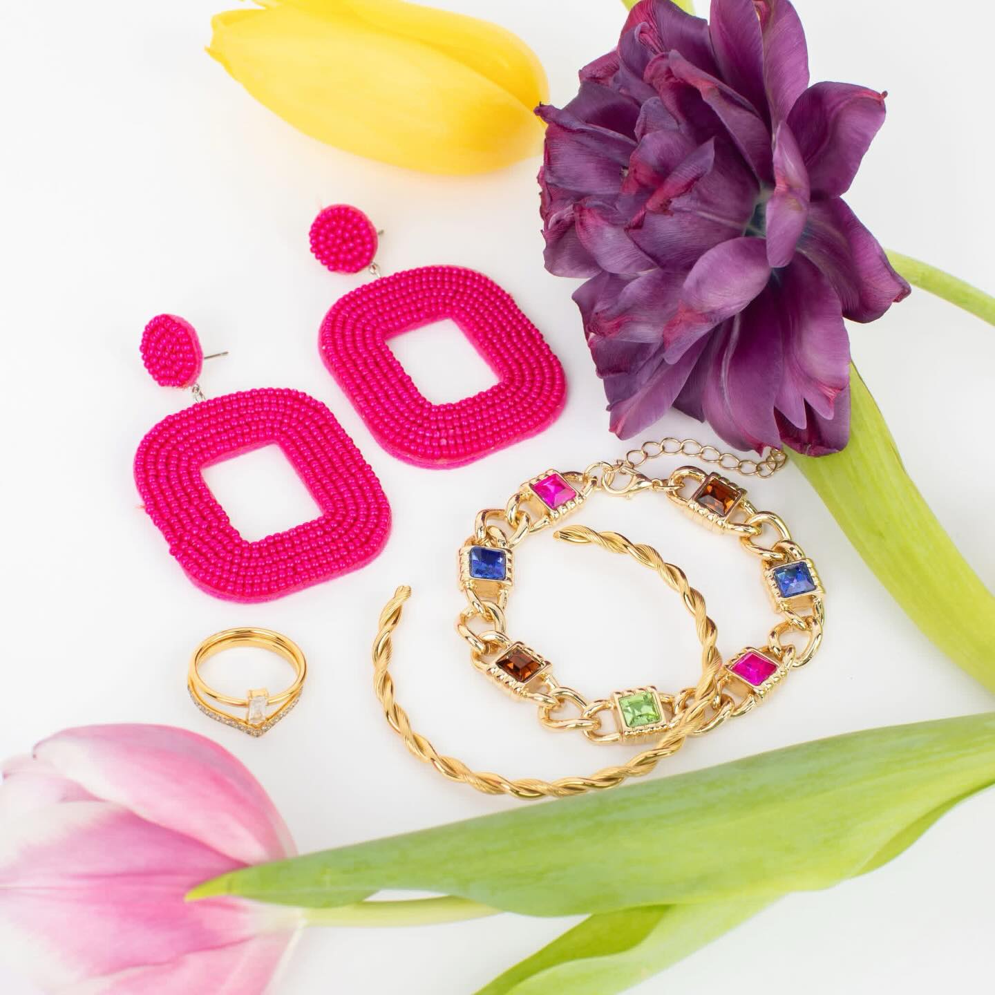 A pop of color is all you need 🌸✨ The perfect touch for all your spring looks 💖
