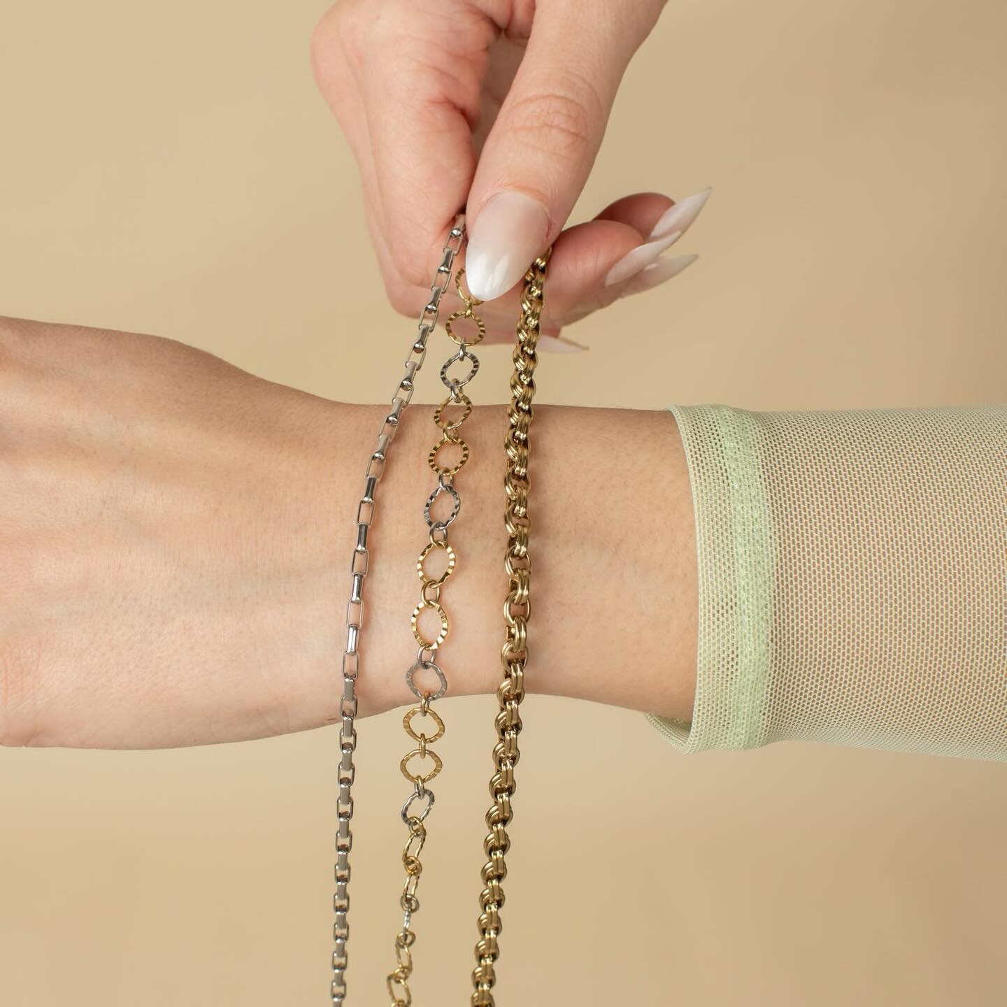 Gold chains, silver chains, two-tone chains… oh my ✨💖 With PermaLinx, there are endless ways to build the perfect permanent stack 💫 And if you decide to learn more about starting your own business with me- I’m offering a free class on Tuesday to learn all about it! Comment “info” for the deets! #permanentjewelry