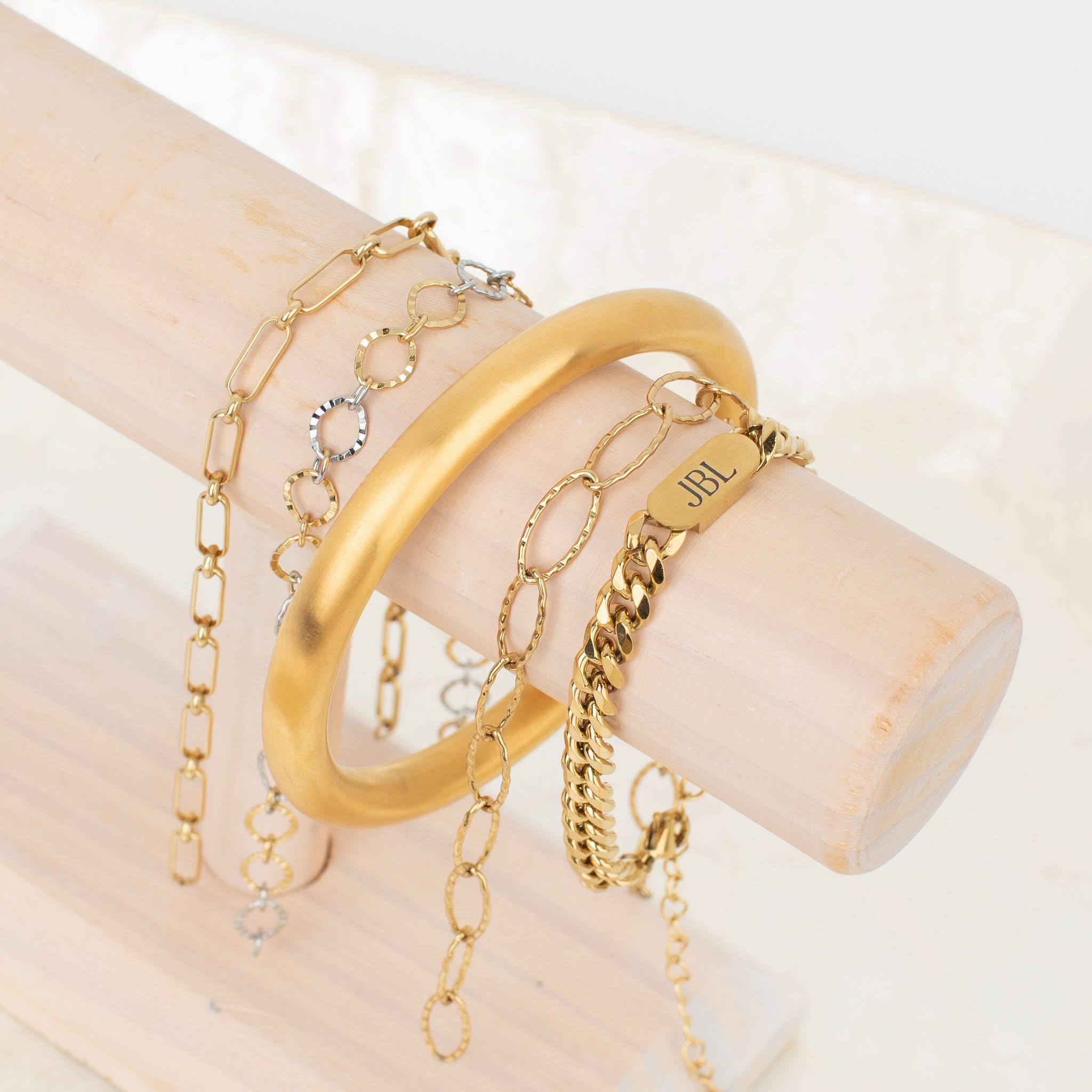 The best stacks have it all ✨ Permanent sparkle from PermaLinx paired with your favorite jBloom bracelets = the perfect everyday look! ♥️